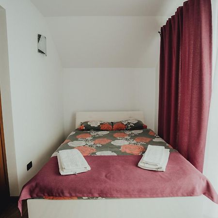 Popasul Calatorului Hotel Моисей Екстериор снимка