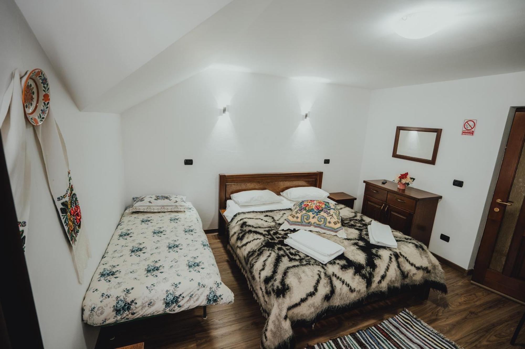 Popasul Calatorului Hotel Моисей Екстериор снимка