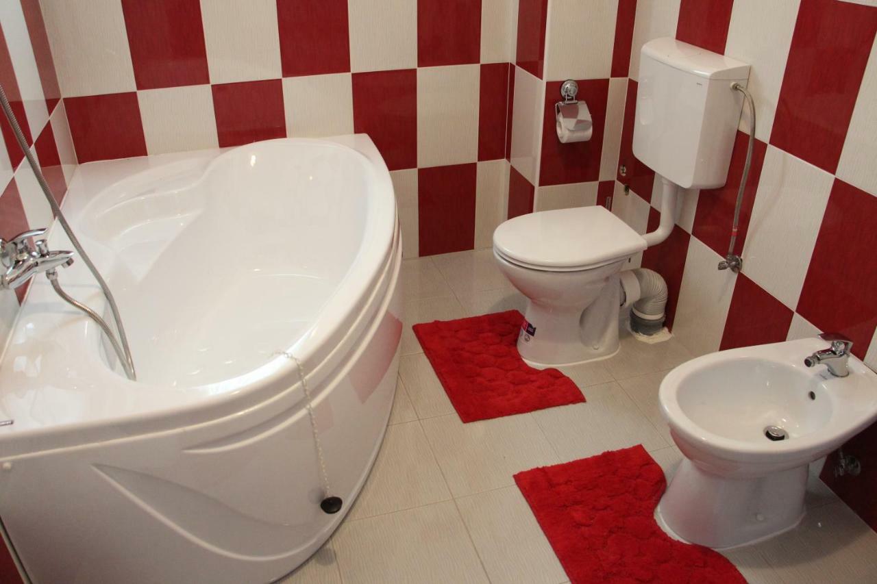 Popasul Calatorului Hotel Моисей Екстериор снимка