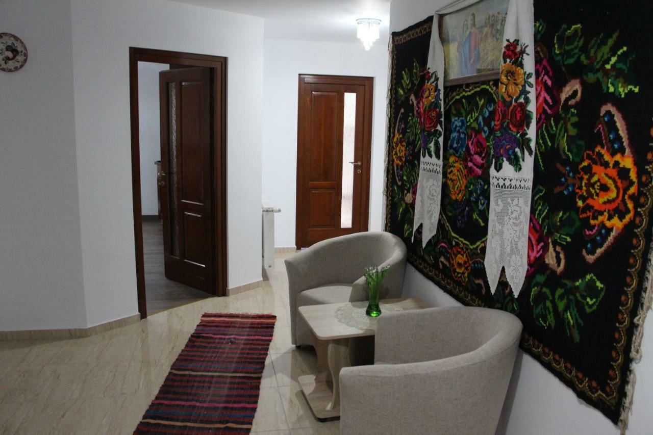 Popasul Calatorului Hotel Моисей Екстериор снимка